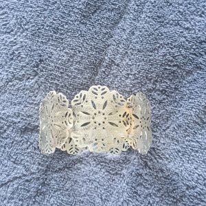 Metal bracelet with flower detail